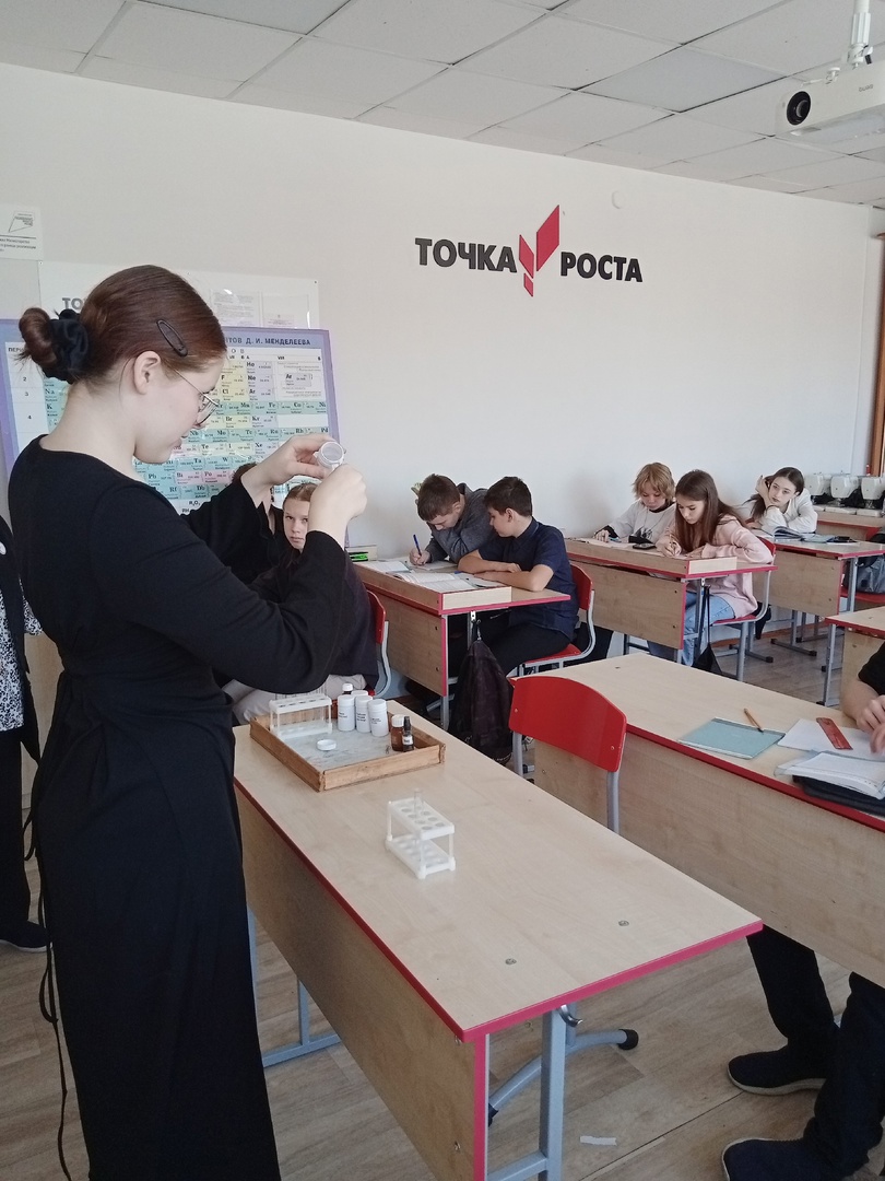 Свойства кислот, на примере соляной кислоты.