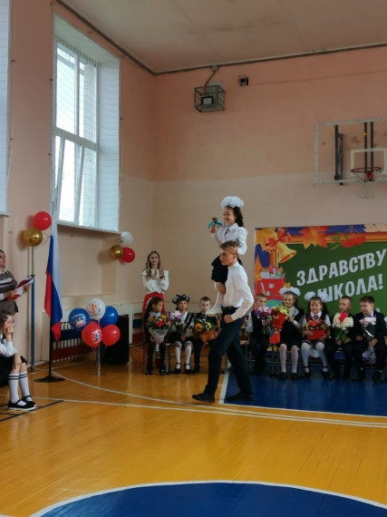 ТОРЖЕСТВЕННАЯ ЛИНЕЙКА - ДЕНЬ ЗНАНИЙ.