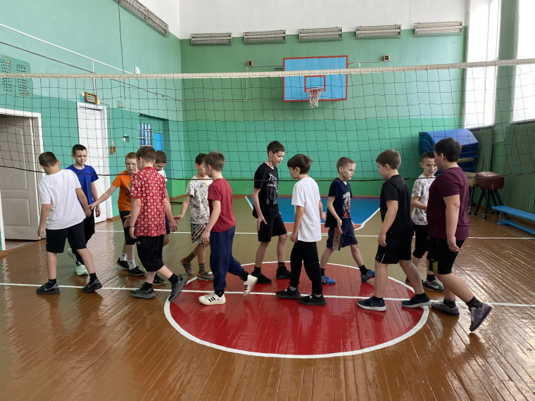 Товарищеская встреча по волейболу среди мальчиков.